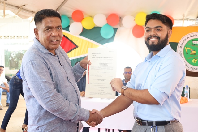 Agriculture-Minister-Zulfikar-Mustapha-presents-21-year-old-Vevekenanad-Ranmarace-with-his-lease-at-the-open-day